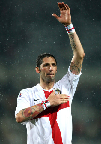 热议成都被罚：想出前5排空场的是人才；应重罚肇事者轻罚俱乐部（成都被罚引热议：前五排空座成妙招，呼吁重罚肇事者、从轻处理俱乐部）