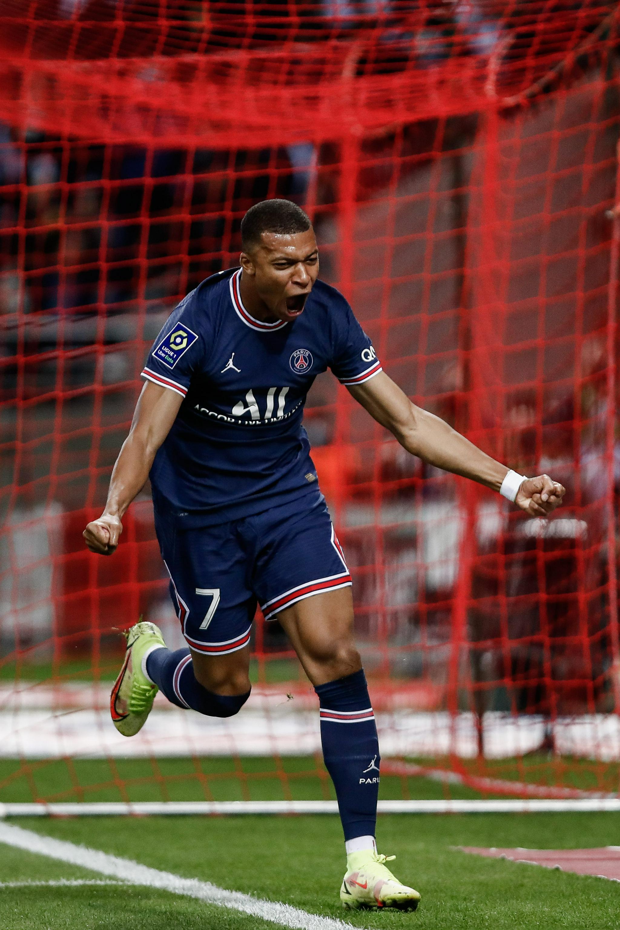 剑南春丨拜仁客场5-0大胜斯图加特，凯恩替补戴帽，莱默尔建功