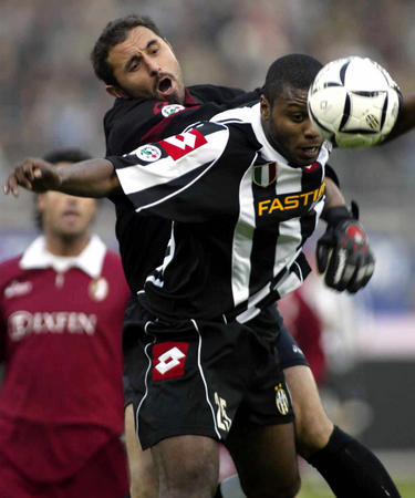 曼联中场组织力再次被质疑（曼联中场调度能力再遭质疑）