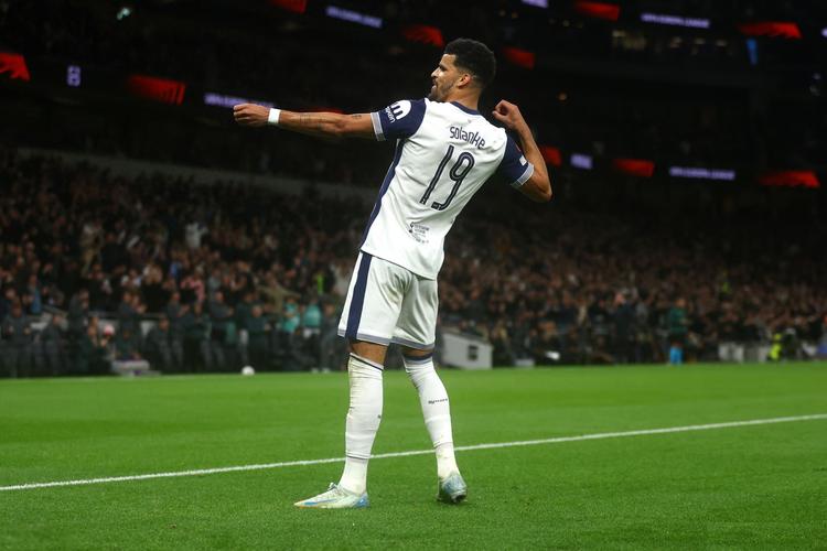 利物浦内讧曝光！斯洛特不愿卖迪亚斯，总监休斯却执意推动转会