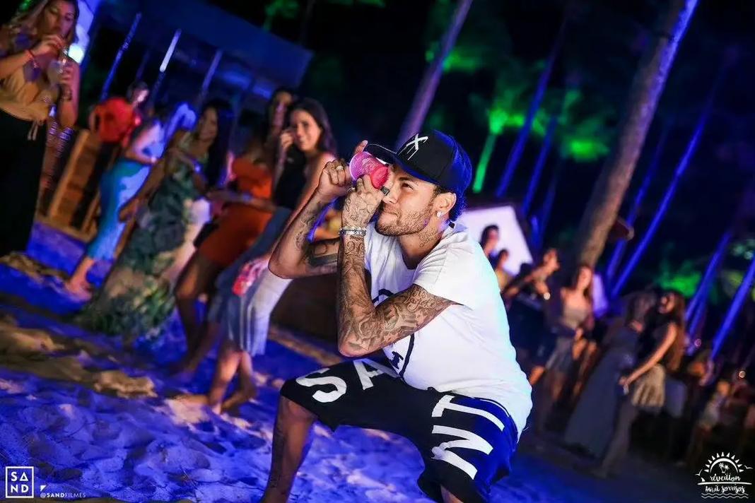 世体：巴萨明日飞往比利时，为充分休息取消当天赛前踩场训练（世体：巴萨明日前往比利时，为保证休息取消当日赛前踩场训练）