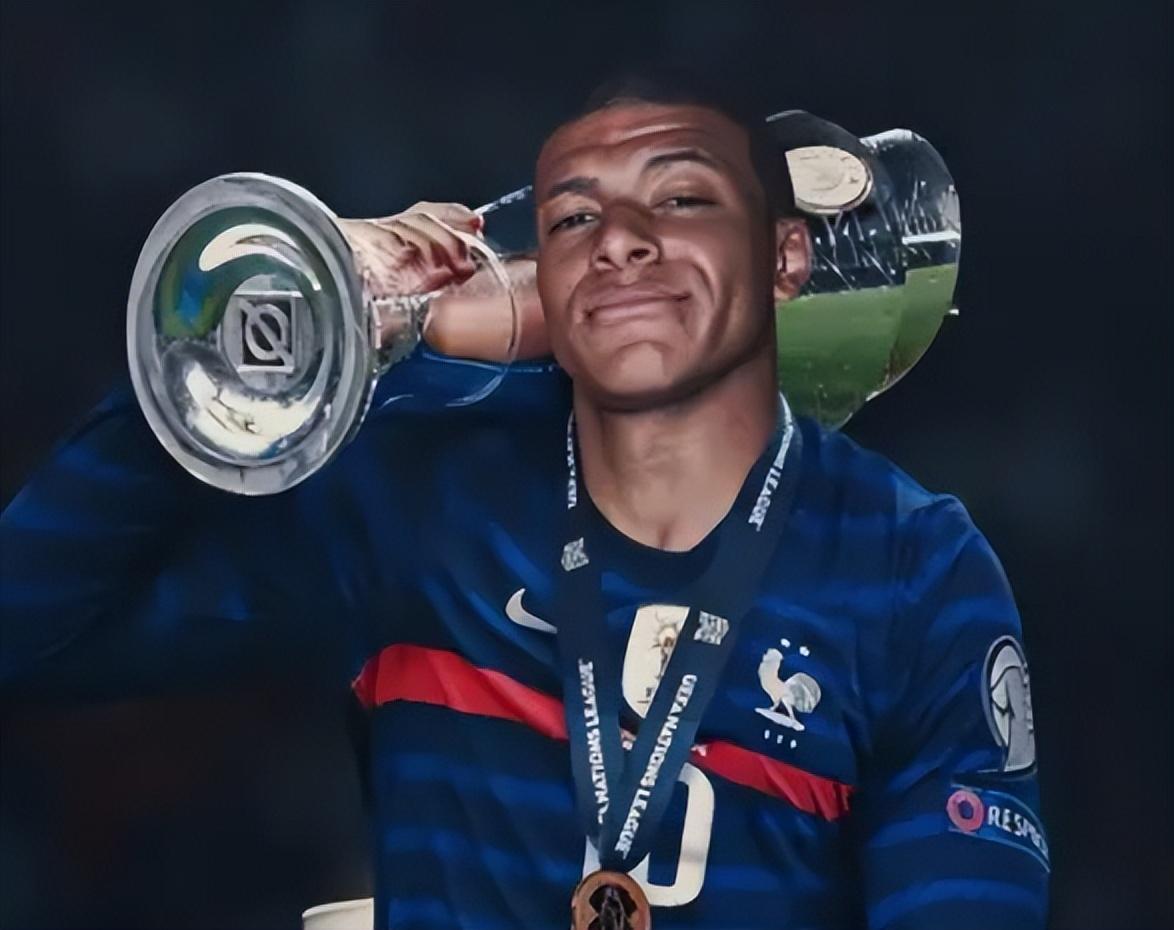 英超92家俱乐部总排名：利物浦领跑曼联紧随其后（英超92队综合排名：利物浦居首，曼联紧追其后）