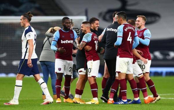 罗体：那不勒斯暂停引进左边锋，搁置了对斯特林和格10的联系