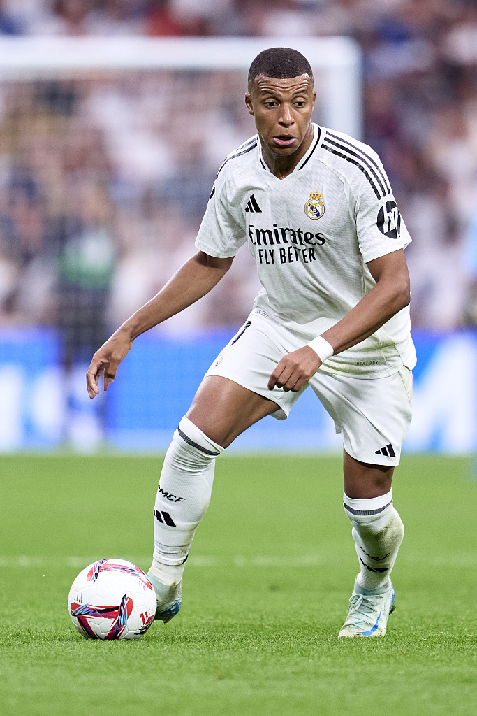 中超赛场争议判罚：VAR判罚引发热议,（中超再起争议：VAR判决掀起热议）