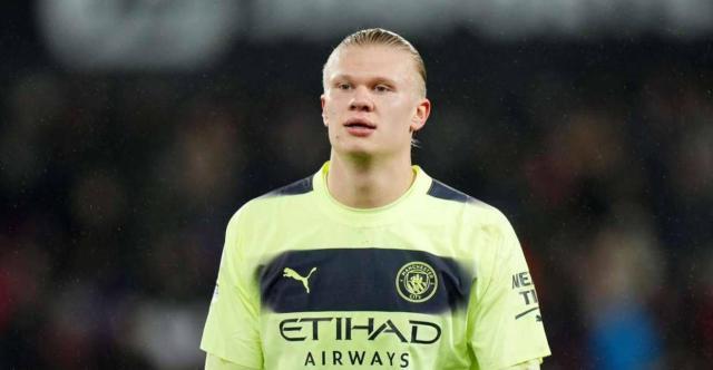 镜头语言，阿诺德上场镜头给到一位利物浦球迷亲吻队徽（阿诺德登场瞬间，镜头捕捉利物浦球迷亲吻队徽）