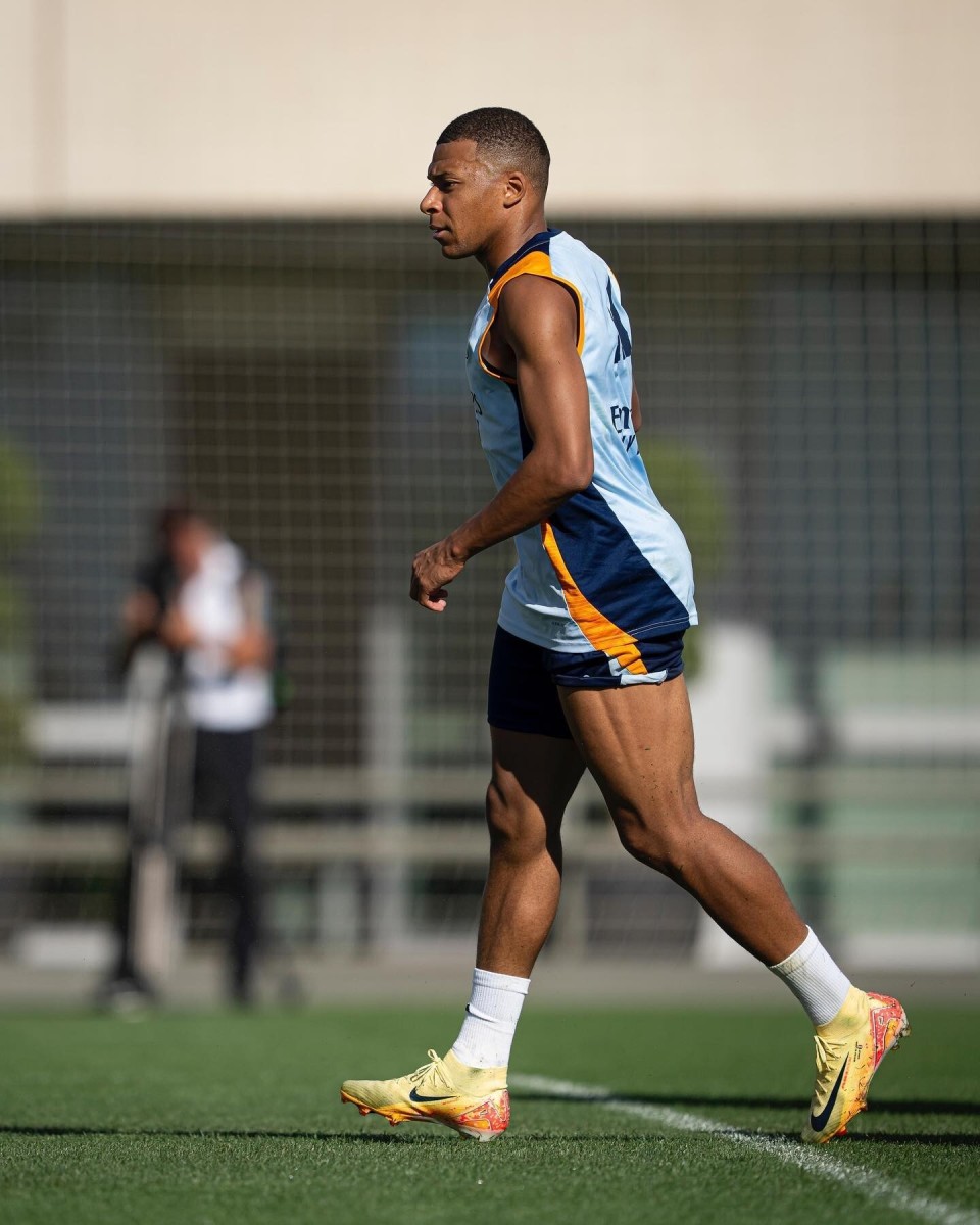 篮球火箭队内新星连续两场命中关键球