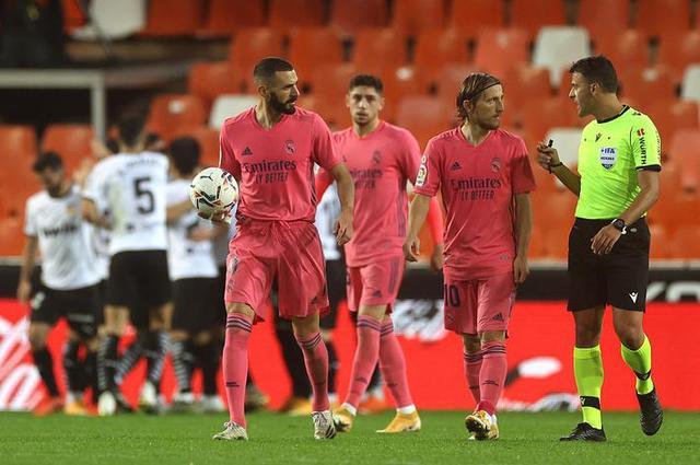 足球世界杯两队提前晋级，最后一轮无悬念（世界杯两队已提前晋级，收官战失去悬念）